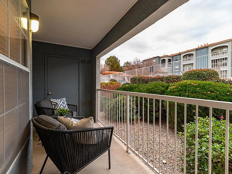 La Ventana Apartments — Photo 42