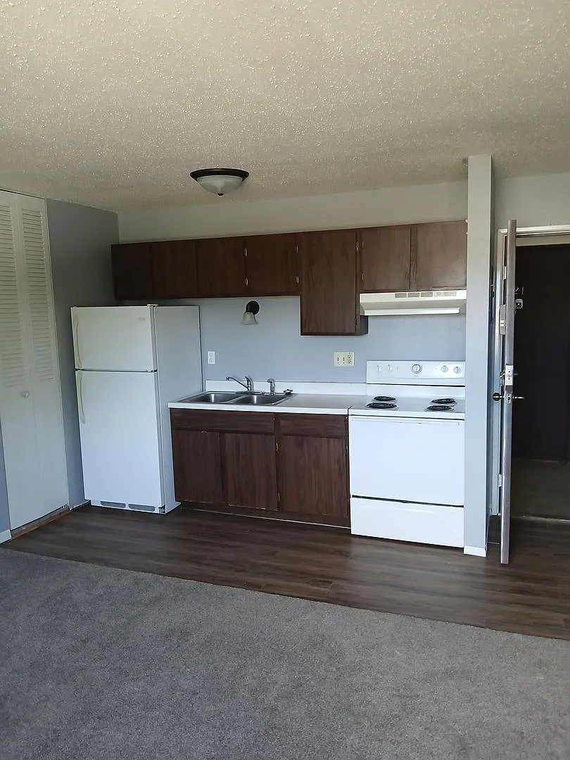 Lincoln Estates — Photo 4