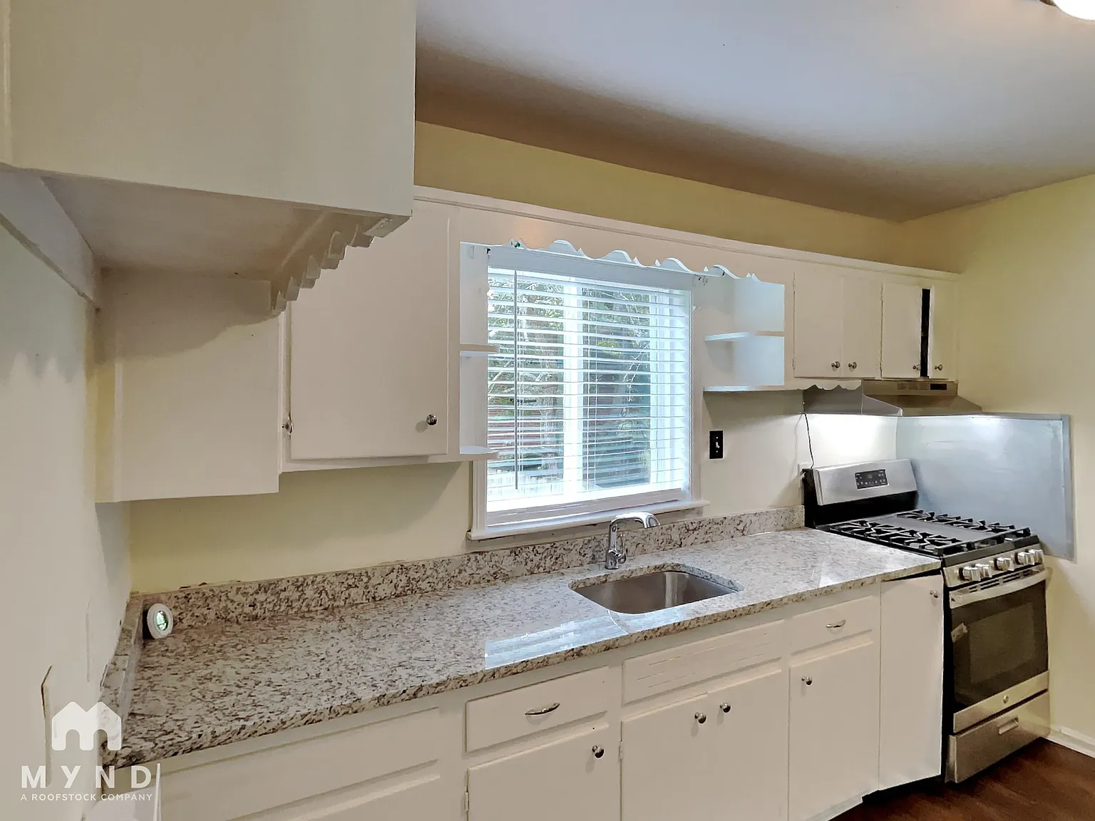 3 bed, 1.0 bath, 1048 sqft, $1,645 — Photo 4
