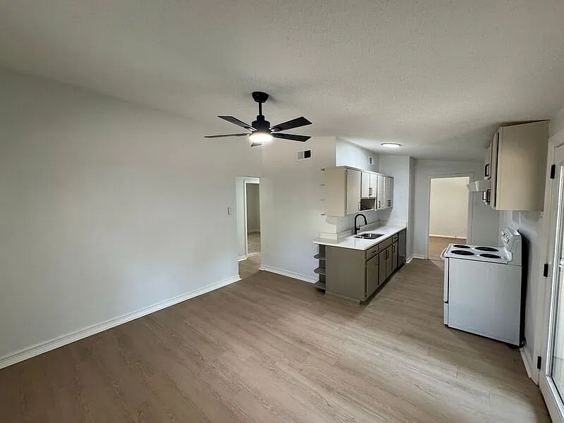 3 bed, 1.0 bath, 1194 sqft, $1,495 — Photo 3