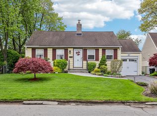 23 Berwick Road, Hewlett, NY 11557