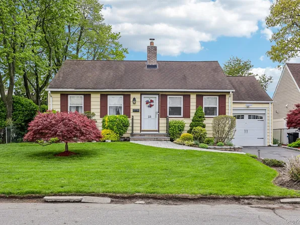 23 Berwick Road, Hewlett, NY 11557