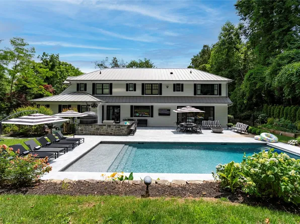 25 Fern Drive, East Hills, NY 11576