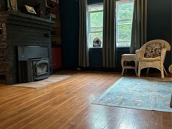 4th image of 144 Calvert Ln