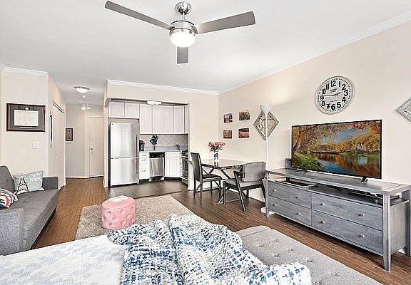 5th image of 211 W 71st St APT 14D