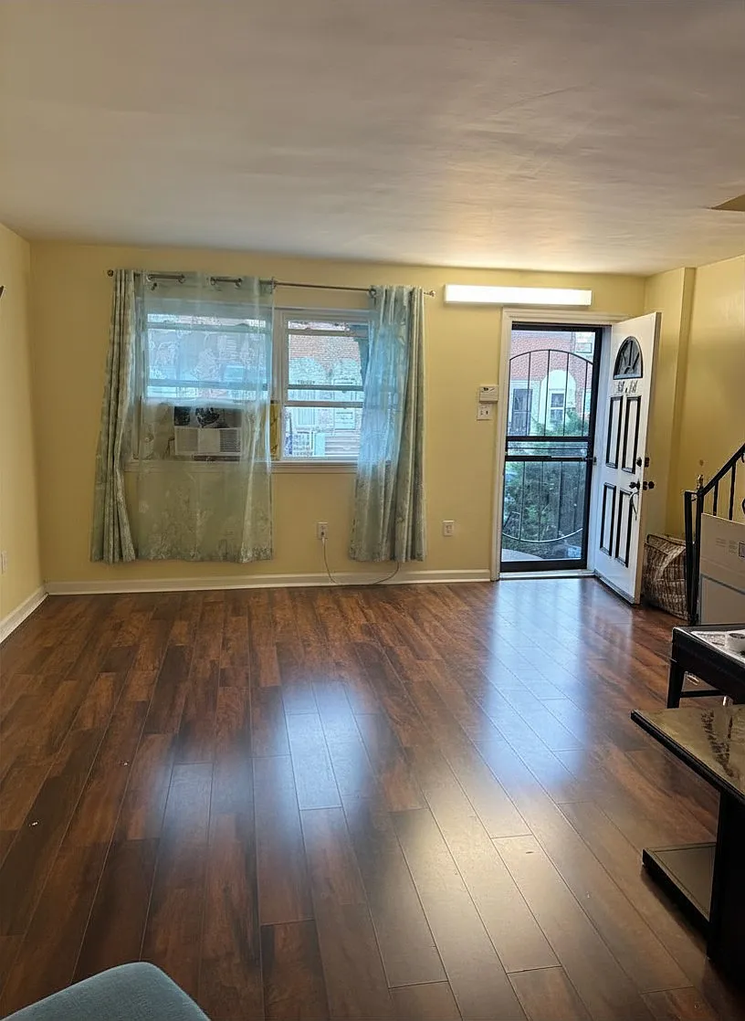 3 bed, 1.5 bath, 1138 sqft, $1,800 — Photo 2