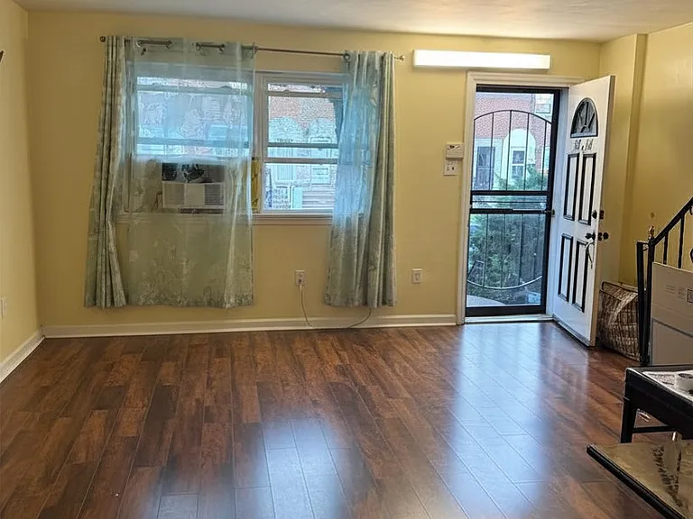 6414 Akron St — Photo 2