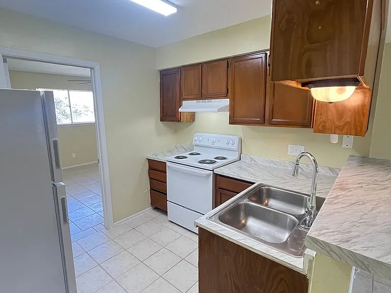Town Oaks Apartments — Photo 14