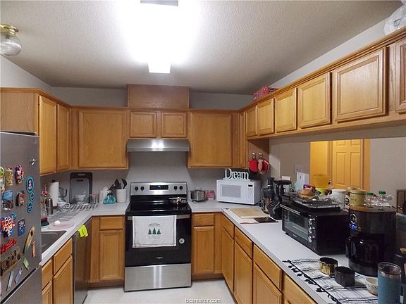 2nd image of 933 Sun Meadow St