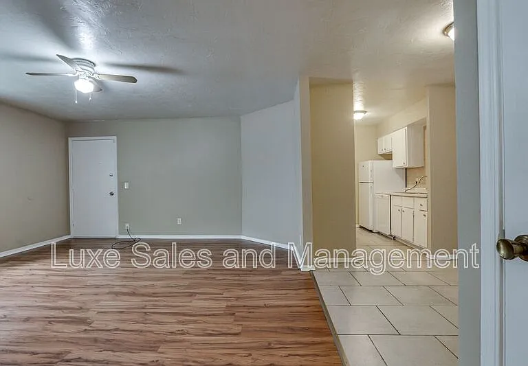 6026 Nw Expy #C — Photo 7