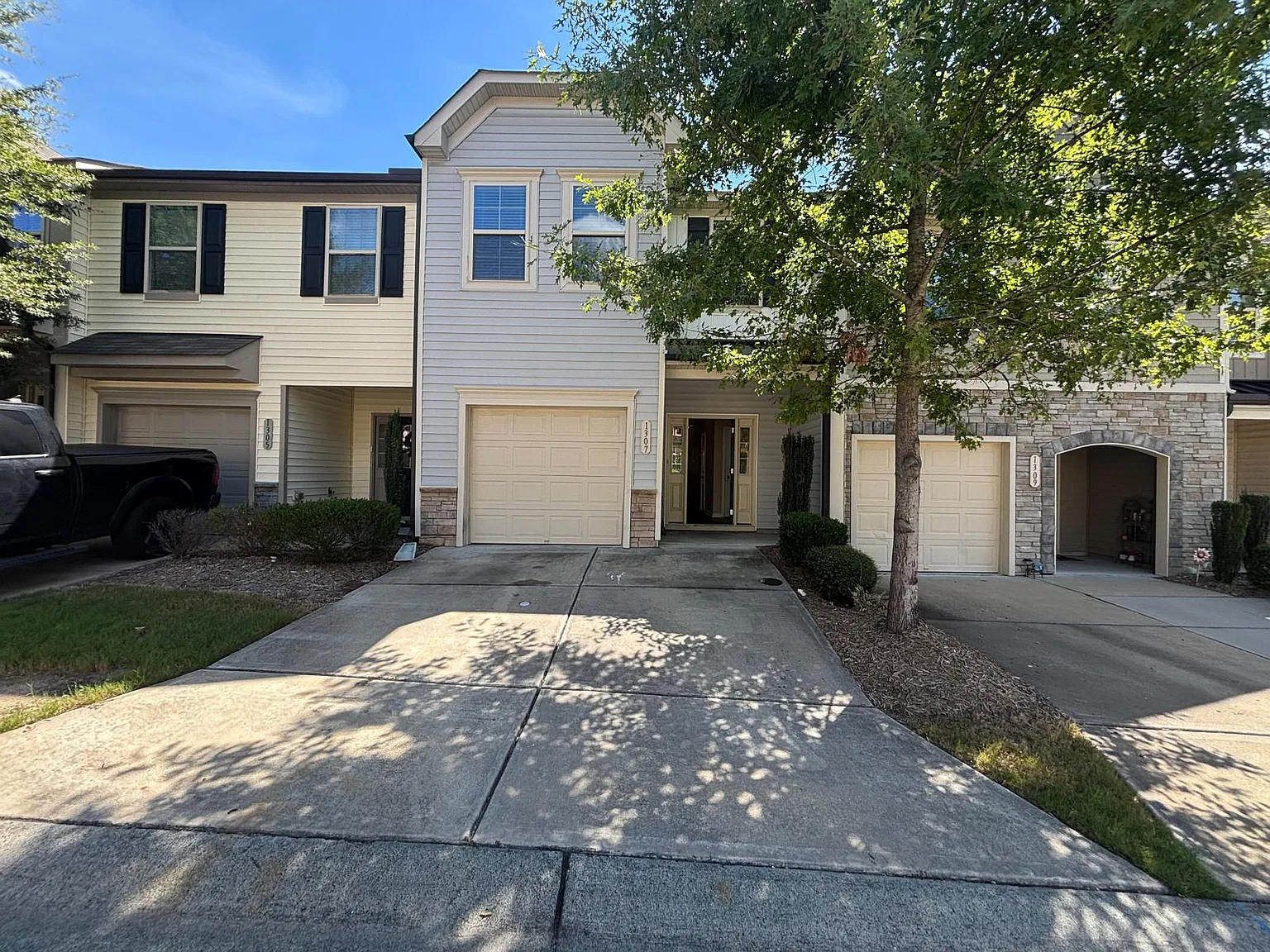 3 bed, 2.5 bath, 1613 sqft, $1,799 — Photo 2