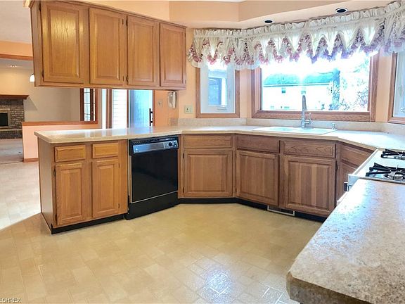 3rd image of 2734 Hartwood Cir