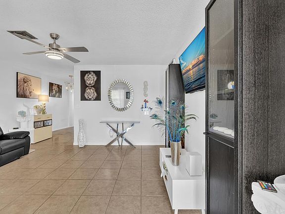 4th image of 560-564 NE 35th Street