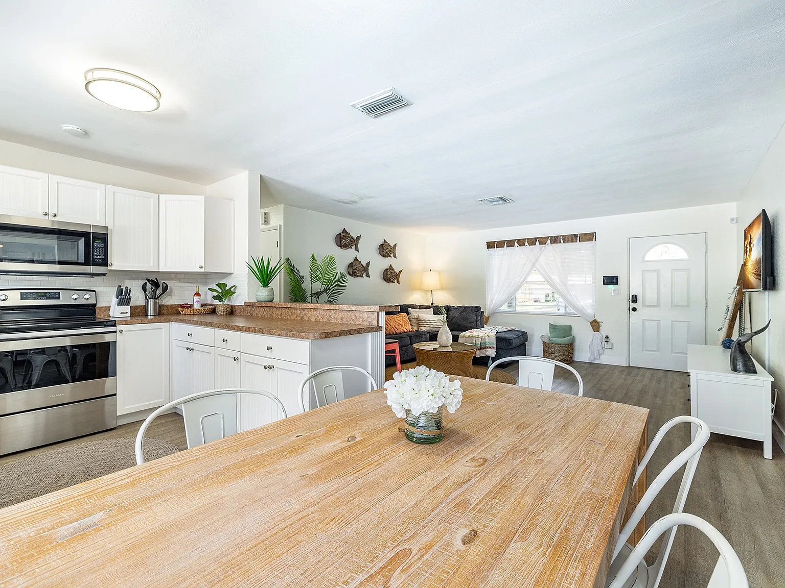 3 bed, 1.5 bath, 1100 sqft, $3,100 — Photo 3