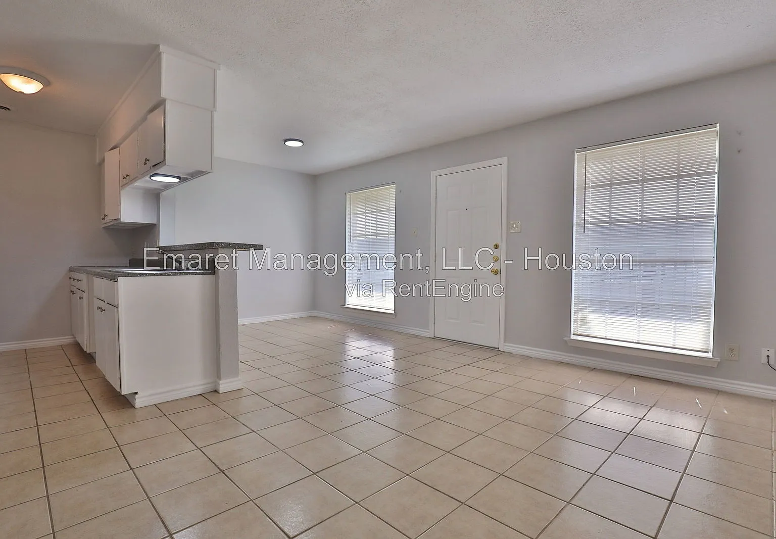 Ocean Breeze Apartments — Photo 2