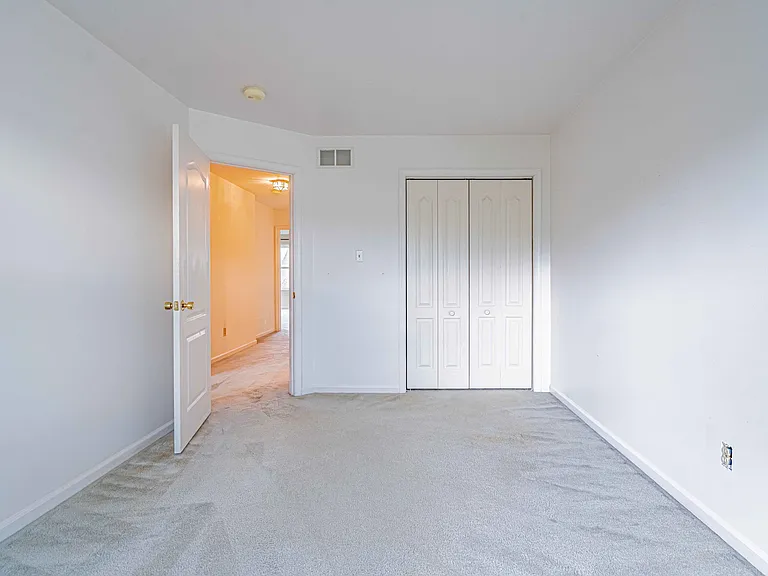 323 Surrey Pl — Photo 6