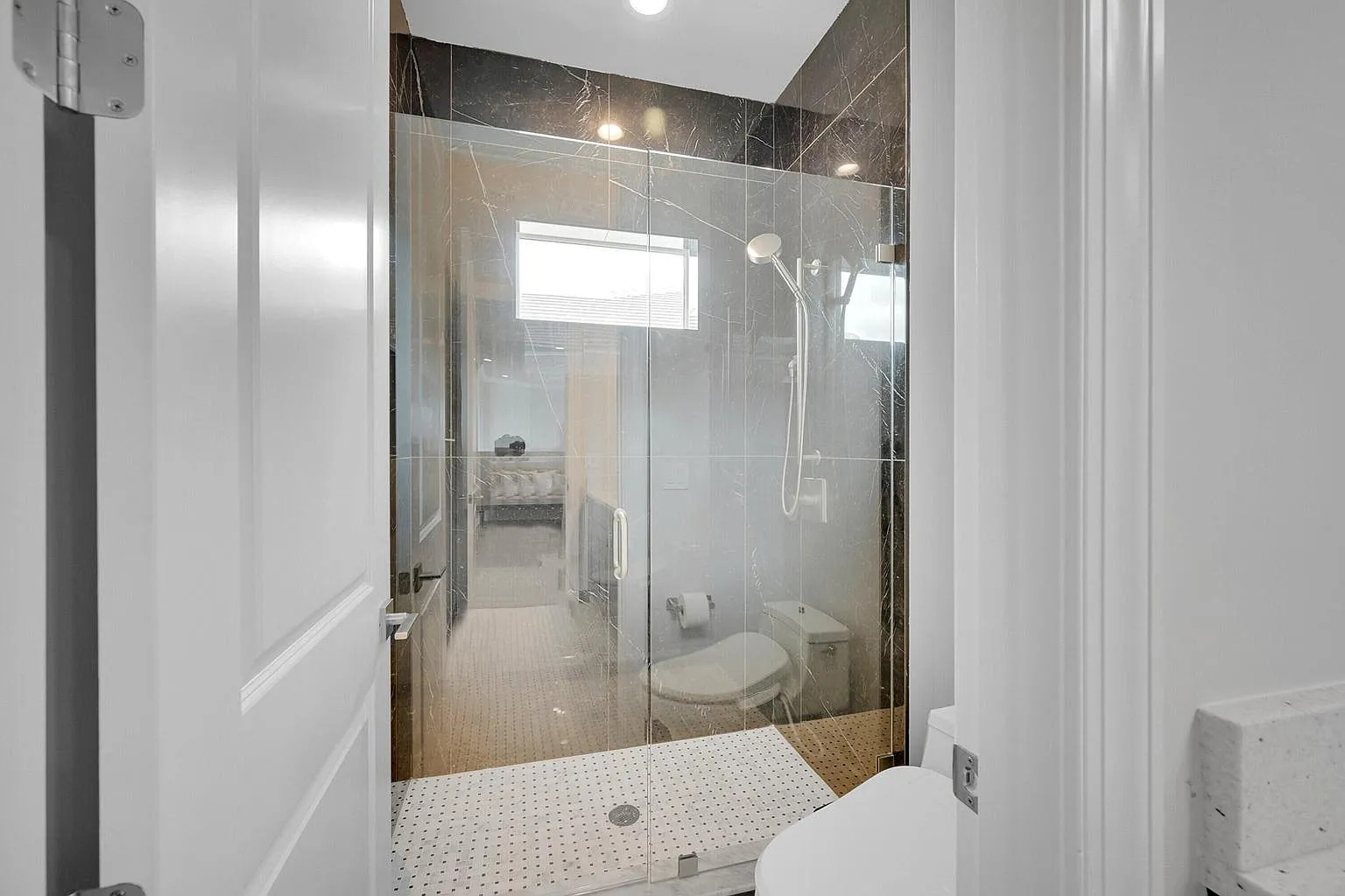 5 bed, 4.5 bath, 3953 sqft, $7,500 — Photo 2