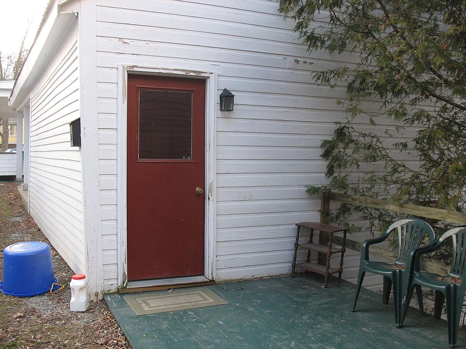 Private entrance with deck