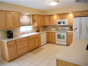 2nd image of 27 Hickory Trace Dr