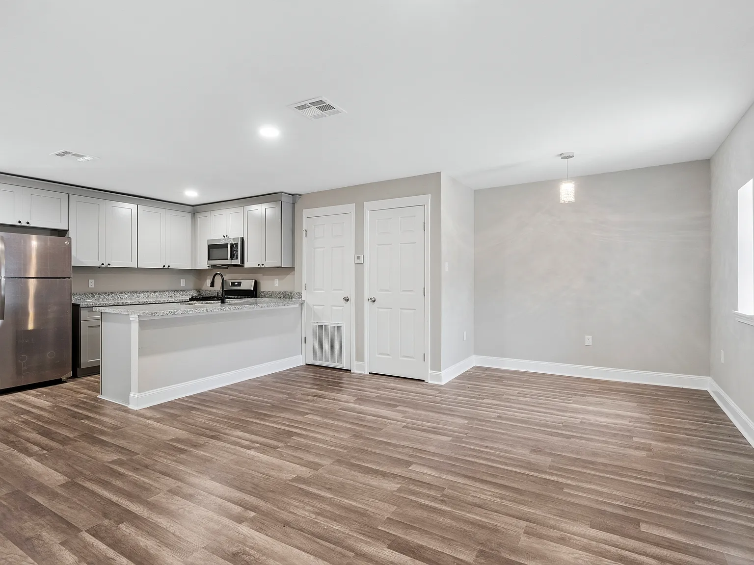3 bed, 1100 sqft, $1,895 — Photo 2