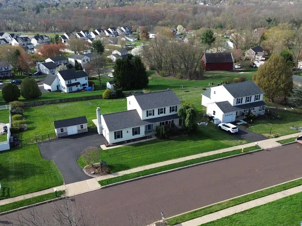 88 Birchwood Dr, Chalfont, PA 18914