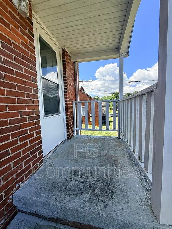 2 bed, 1.0 bath, $1,450 — Photo 2