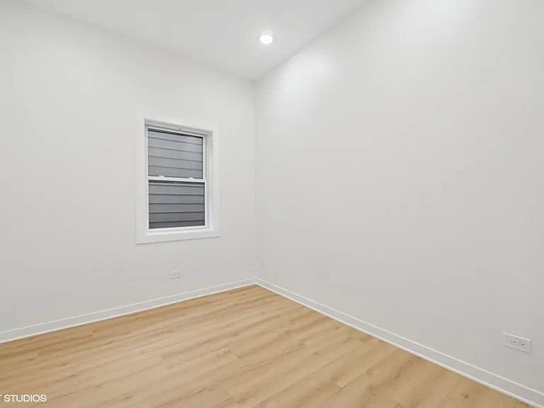1058 N Central Park Ave — Photo 6