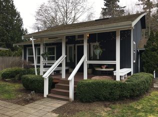 883 Park Ave NE, Bainbridge Island, WA 98110