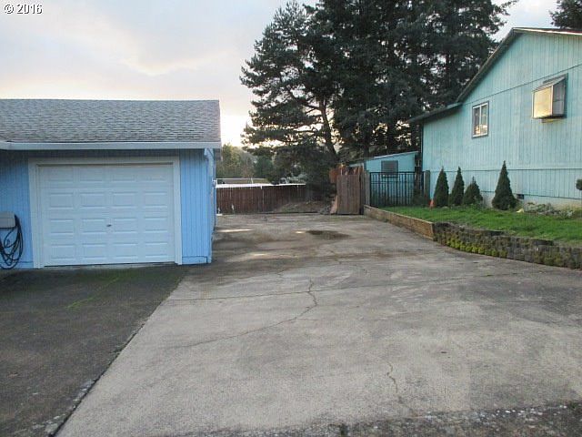 2nd image of 415 NE Oaken Hills Dr