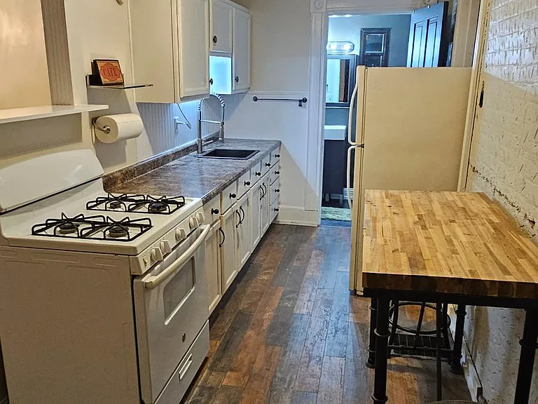 327 W 9th St #4 — Photo 7
