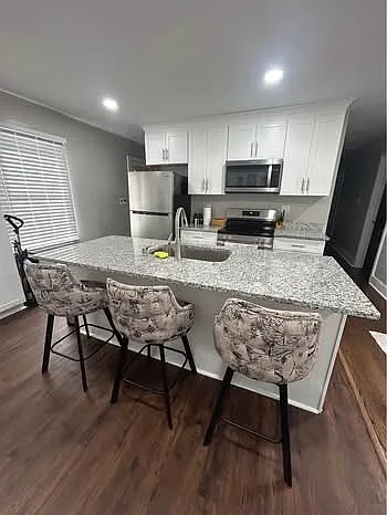 3 bed, 1025 sqft, $2,500 — Photo 3