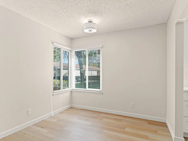 4910 Lowry Rd — Photo 16