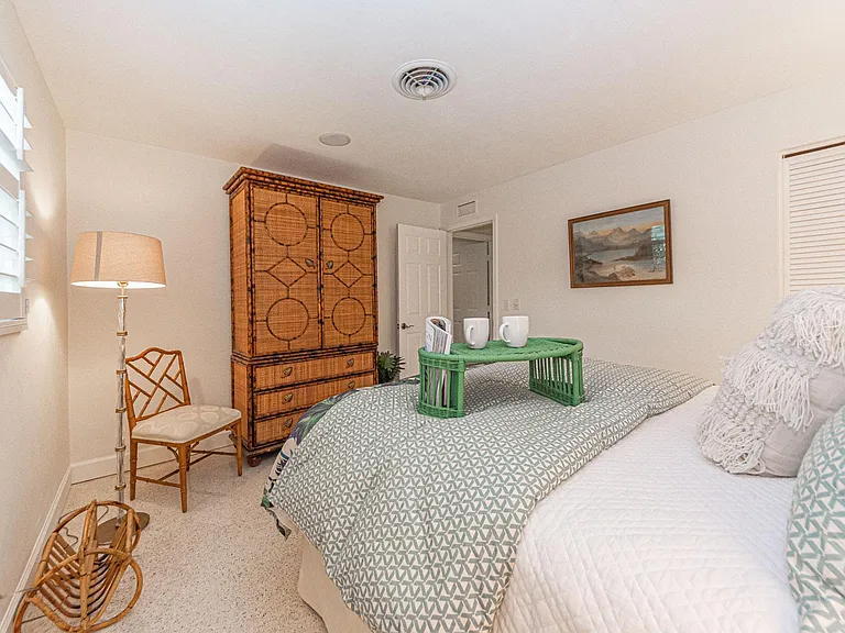 910 Seagrape Ln — Photo 17