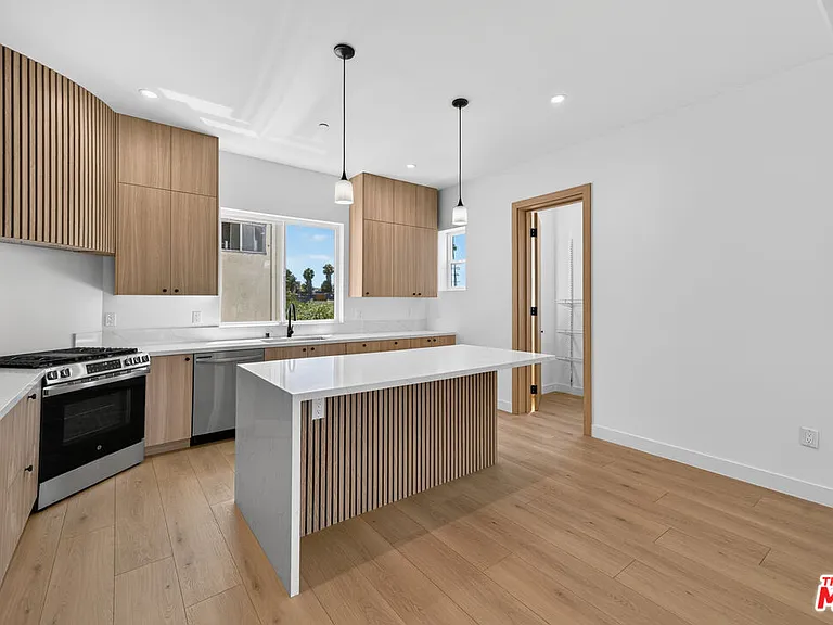 150 N Carondelet St — Photo 10