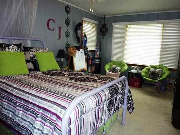 Upstairs bedroom (photo from previous tenant)