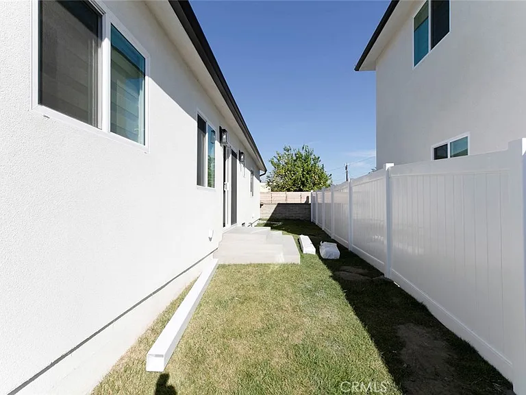 12340 Lull St — Photo 31