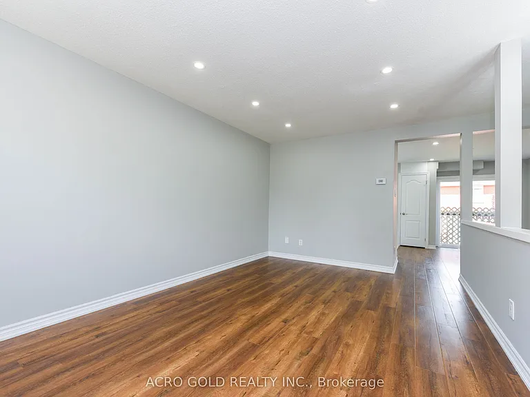 19 Hoskins Sq — Photo 18