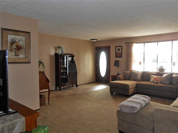 4th image of 736 Honeysuckle Dr