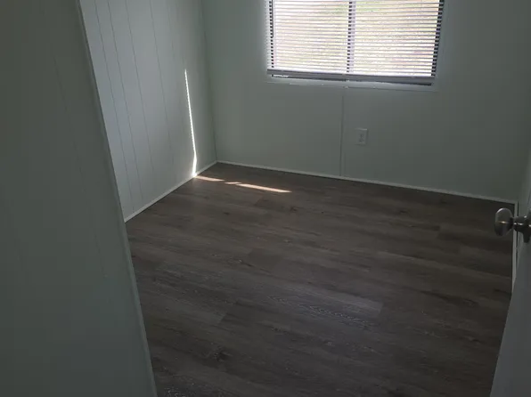 76 Alamo Ln, Falling Waters, WV 25419