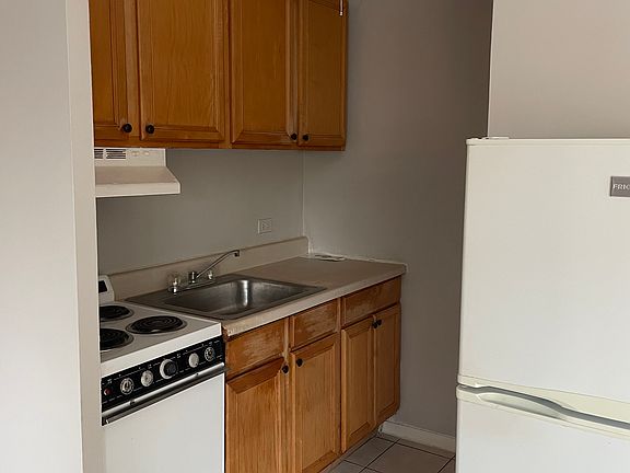 3rd image of 7327 N Rogers Ave APT 503