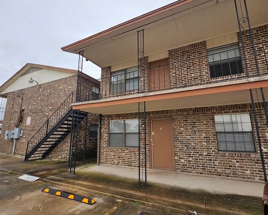 102 E Avenue A #1