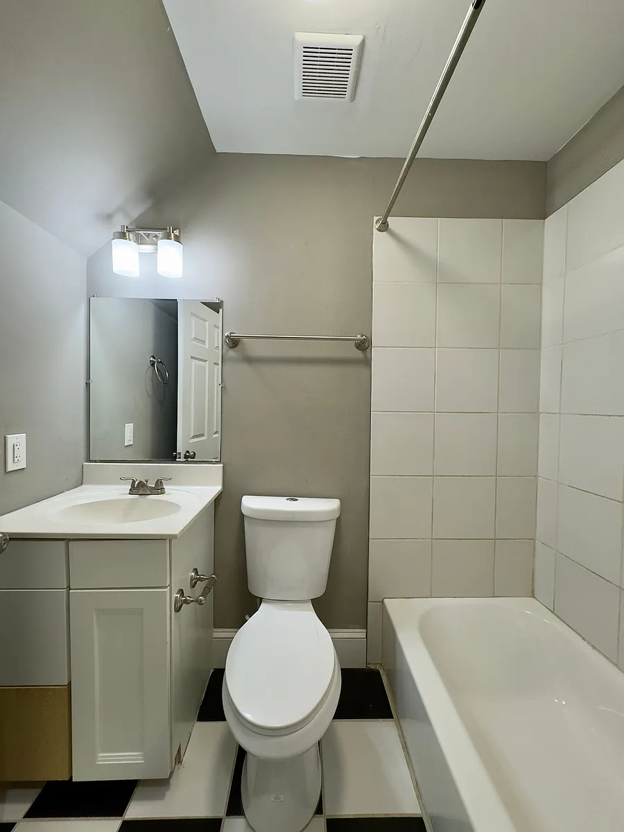 Building Photo - Apartment Units in Downtown, Baltimore, MD!