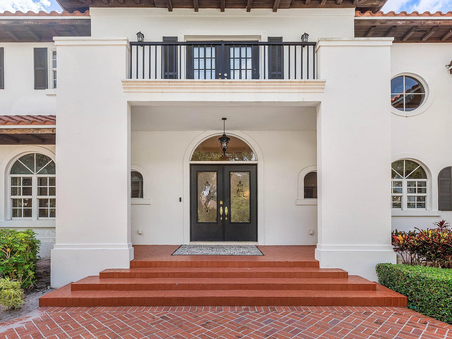 6 bed, 5.5 bath, 5638 sqft, $22,500 — Photo 4