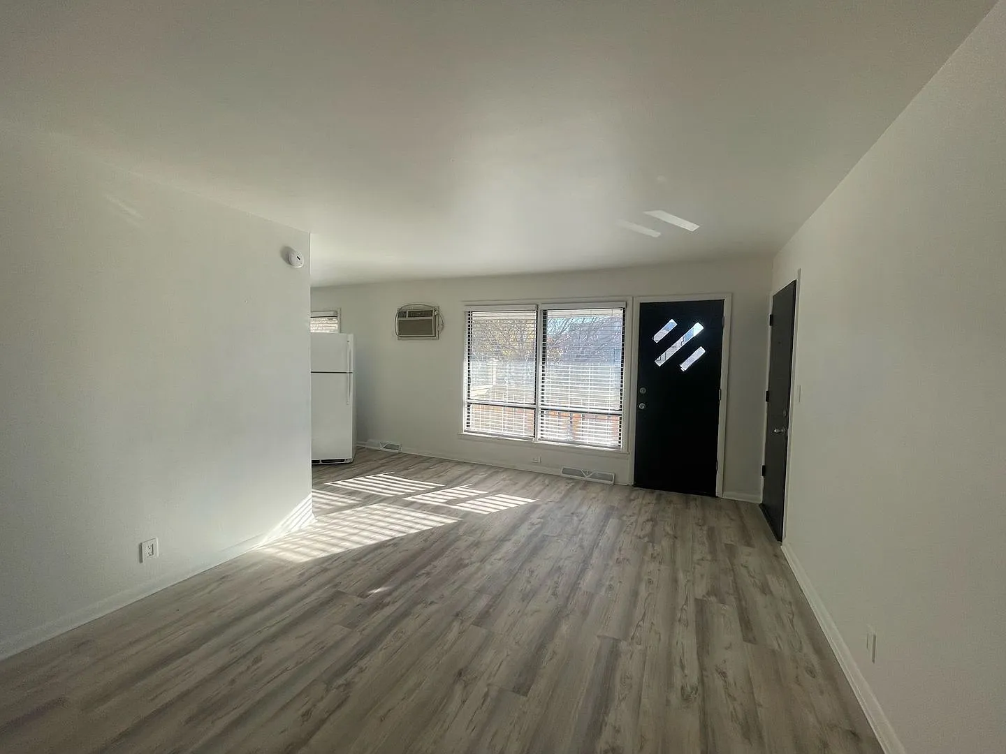 2600-20 W Glendale Ave — Photo 1