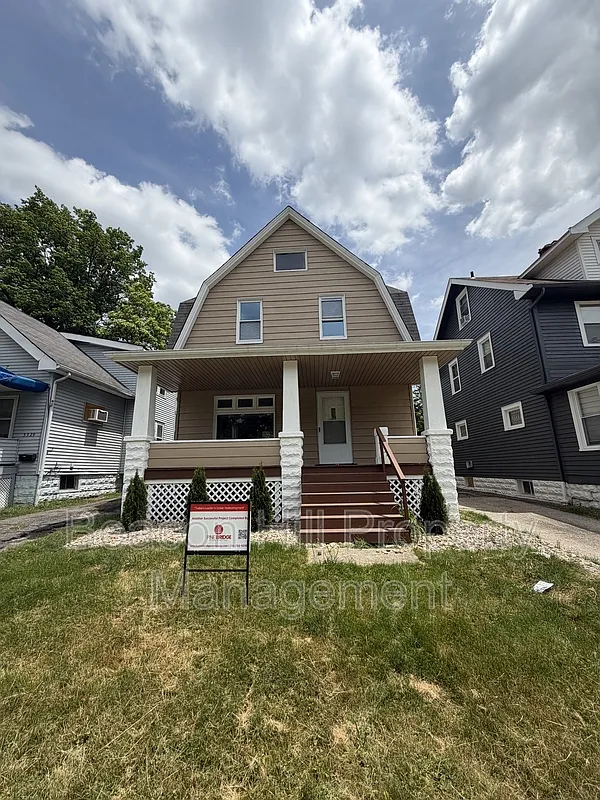 3 bed, 1.0 bath, 1218 sqft, $1,962 — Photo 1