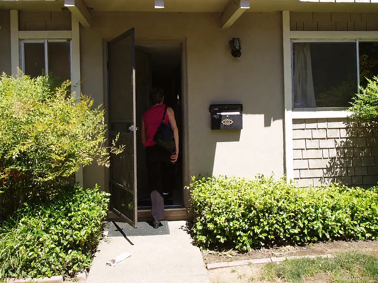 422 Alvarado Ave — Photo 1
