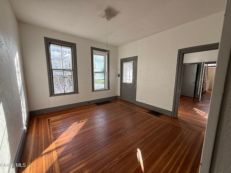 3rd image of 33 Maple Avenue