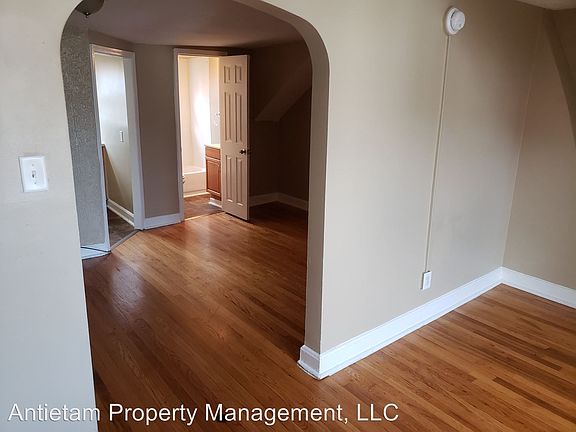 3rd image of 809 W Washington St APT 4