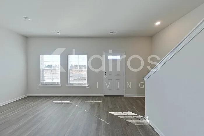 2083 Banyan Cir — Photo 5