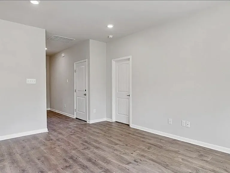 248 Paisley Pkwy — Photo 4